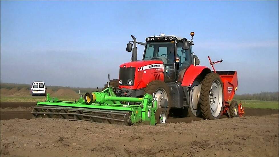 Loonbedrijf Graafstra aan het aardappels poten