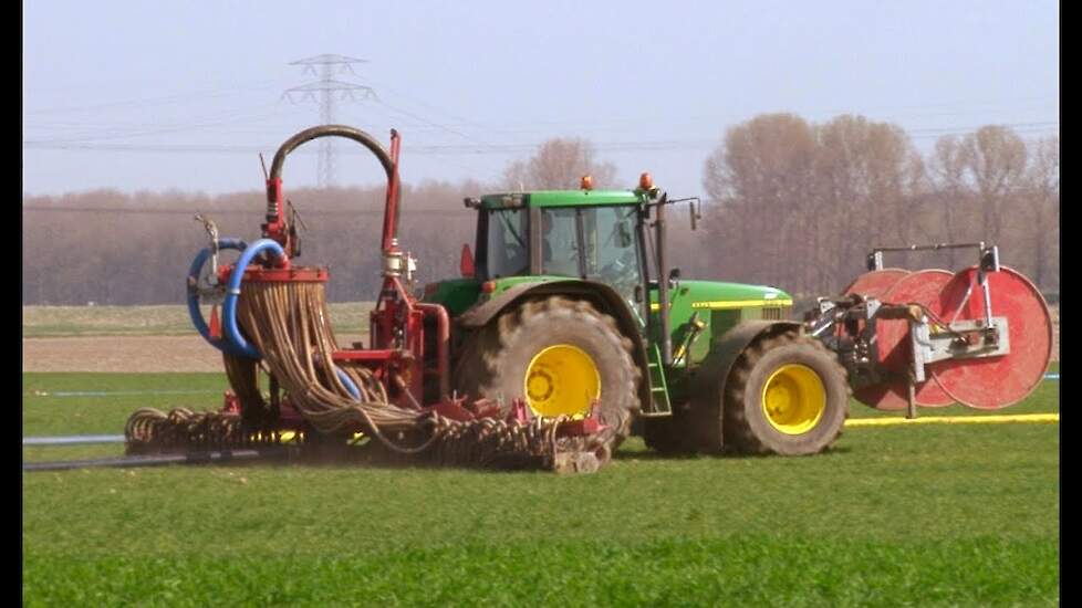 Sleepslangbemesten met John Deere 6910