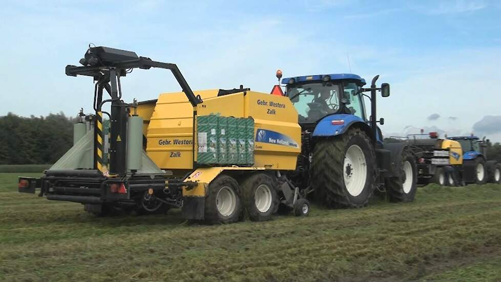 New Holland persen in (te) nat gras Trekkerweb