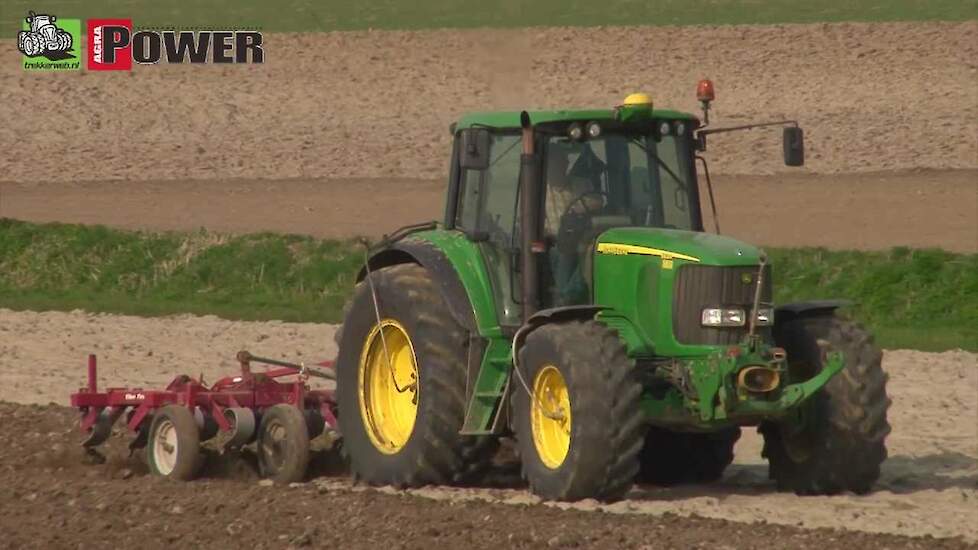 John Deere 6820 cultiveren