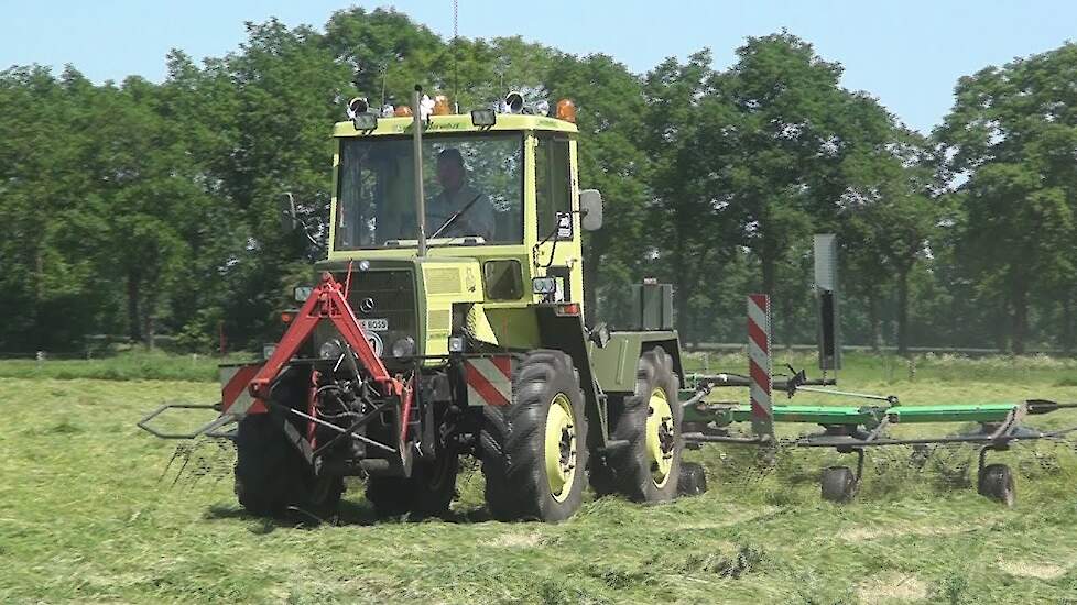 Grasschudden met MB-Trac 800 - Trekkerweb.nl