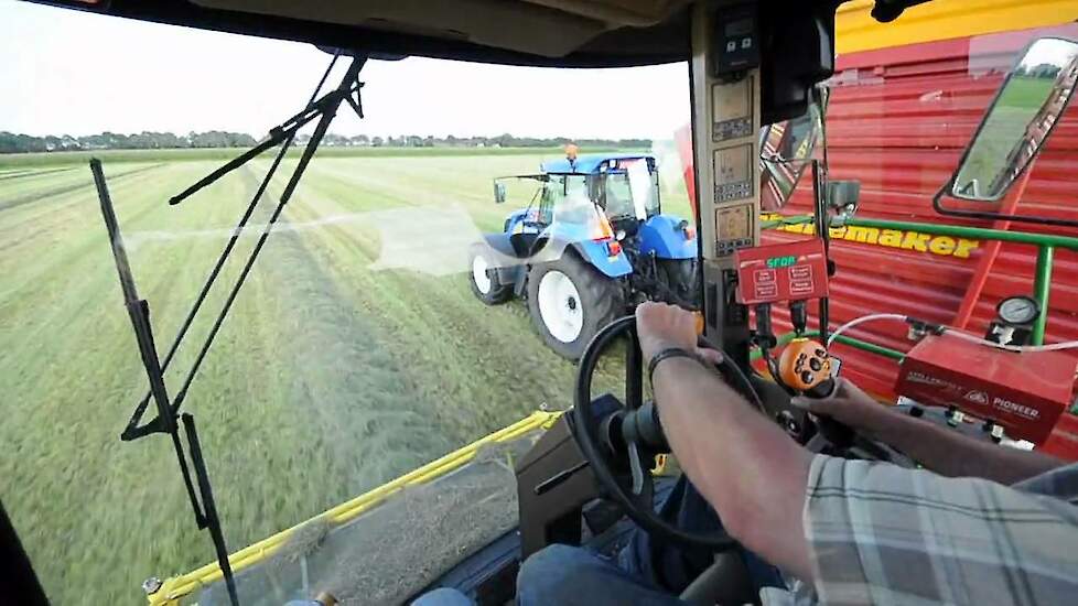 Graswerkzaamheden met o.a. John Deere 7500 - Trekkerweb.nl