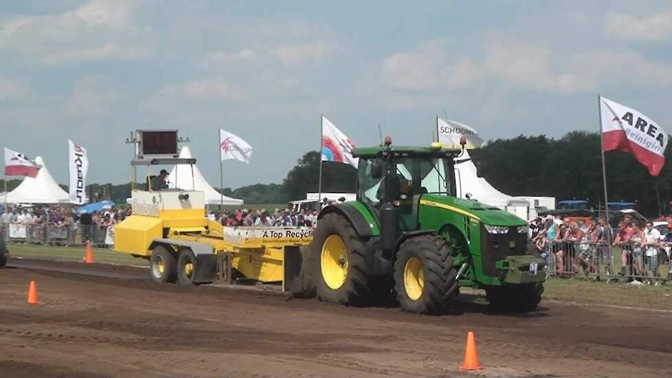 John Deere R8335 voor de sleepwagen op trekkerslep Schoonebeek - Trekkerweb.nl