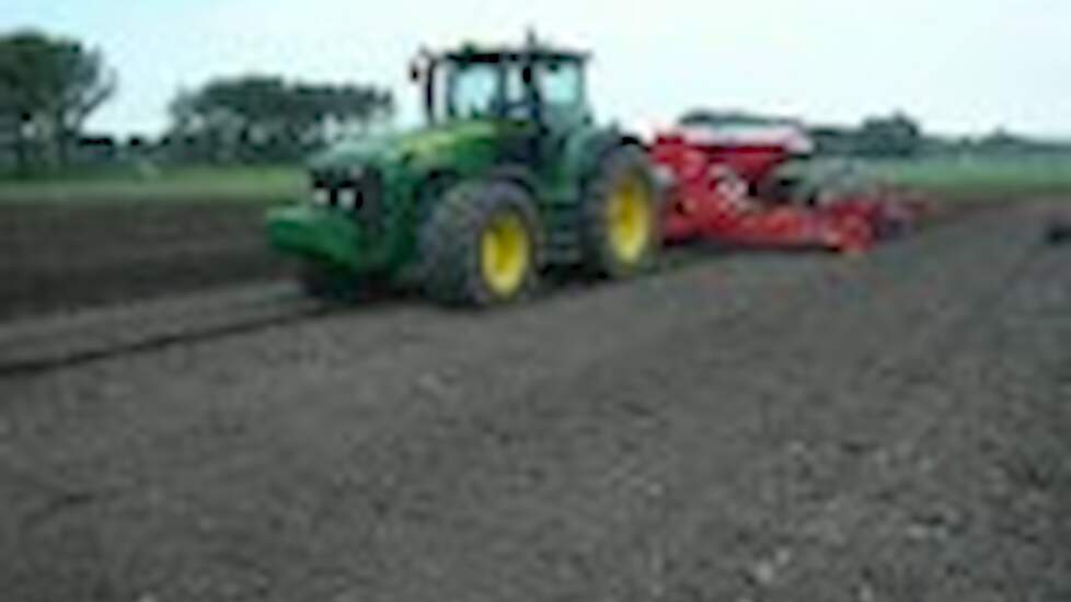John Deere Kuhn Moduliner loonbedrijf zaaien trekkerweb
