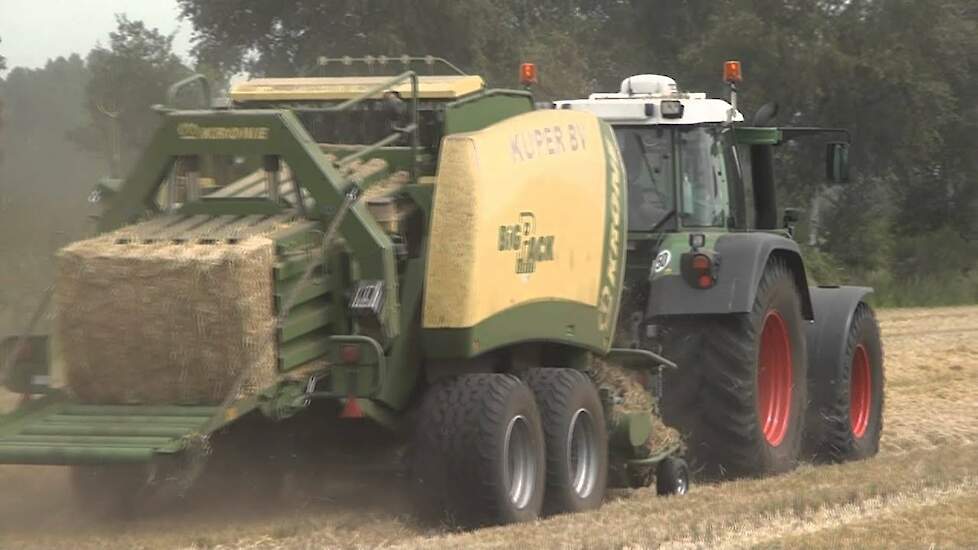 Stro persen met Fendt 820 - Trekkerweb.nl