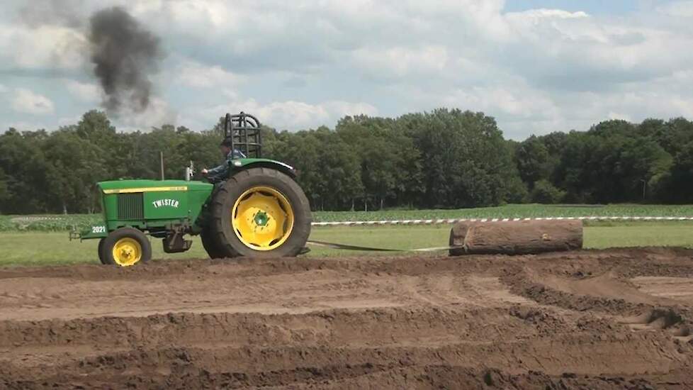 Rokend boomstam slepen - Trekkerweb.nl