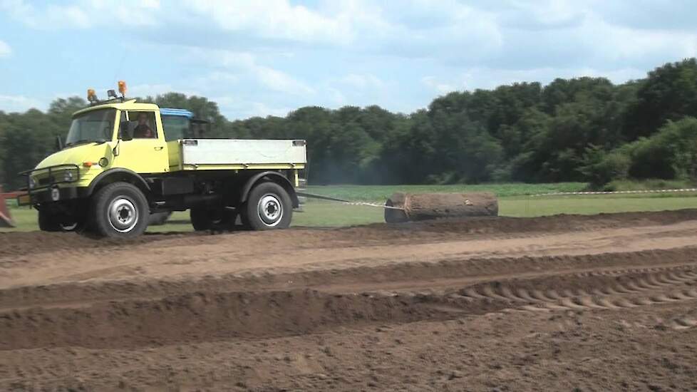 Boomstam slepen met oldtimers oa Unimog - Trekkerweb.nl