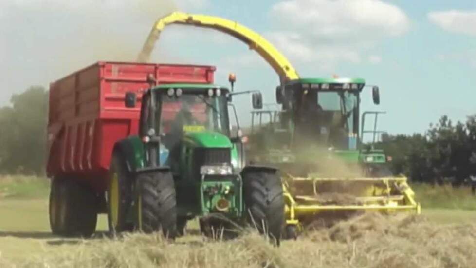 Grashakselen met John Deere 7300 - Trekkerweb.nl