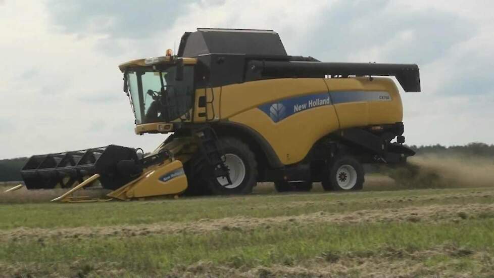 New Holland CX 760 met 6 mtr maaibord - Trekkerweb.nl