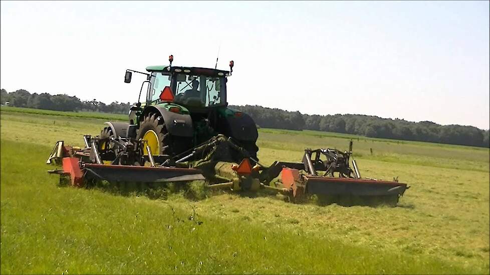 Loonbedrijf Dragtstra aan het maaien met de John Deere 6190R