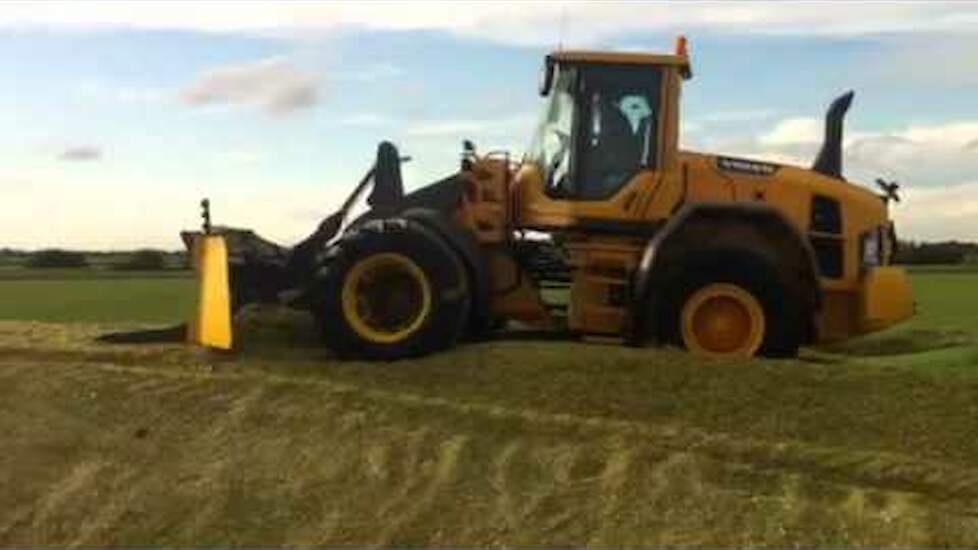 Gebr. van Erp met Volvo L90G op de maiskuil