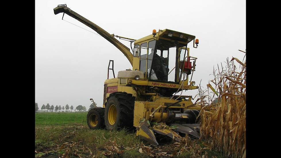 New Holland 1900/ Mais hakselen/ Harvesting maize/ van de Streek Nunspeet/ 2012