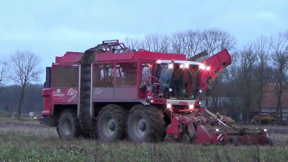 www.jtnfotografie.nl - Bieten rooien met Loonbedrijf Cintegro Ens.