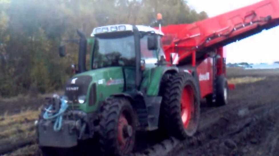 Fendt 413 Vario en Dewulf - Trekkerweb.nl