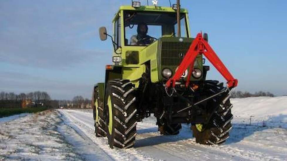 MB Trac 800 in de sneeuw - Trekkerweb.nl