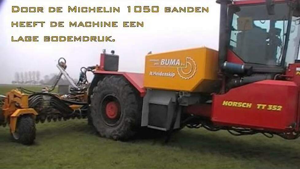 Loonbedrijf Gebr. Buma aan het sleepslangen met een Horsch TT 352 trike.