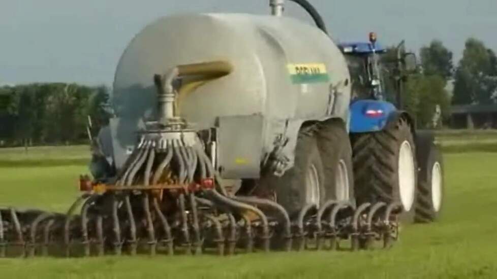 Roelama Tank met New Holland 7030 - Trekkerweb.nl
