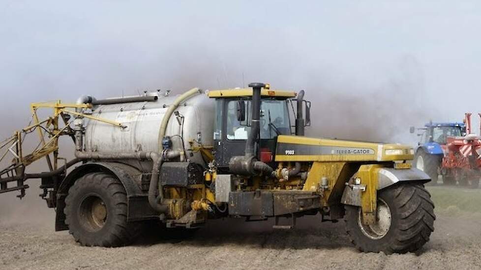 Protamylasse uitrijden met Terra Gator 9103 - Trekkerweb