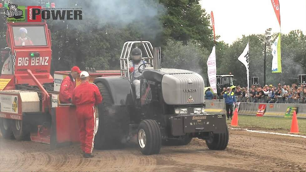 Turbo's vliegen er door bij Tractorpulling Didam 2011