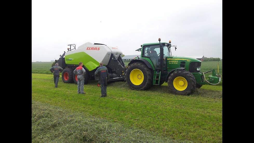 In bedrijf stelling Claas quadrant 3300 rc voor Loonbedijf van der Star Trekkerweb
