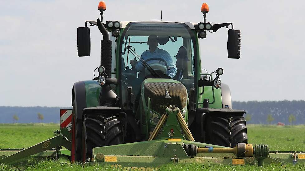 New Fendt 722 with Krone triple - mowing grass - Biddinghuizen, Holland - Gras maaien