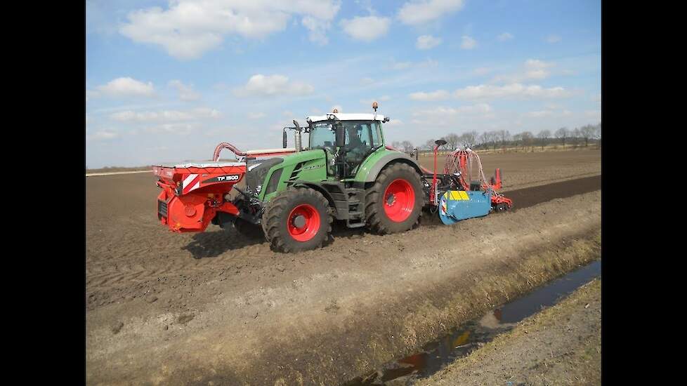 Imants 48sx spitter met een KUHN venta TF 1500 Trekkerweb