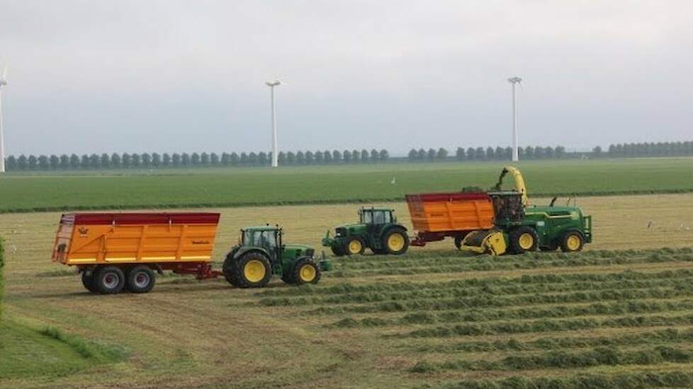 John Deere 7780 ProDrive in het gras firma Voshart te Numansdorp Trekkerweb