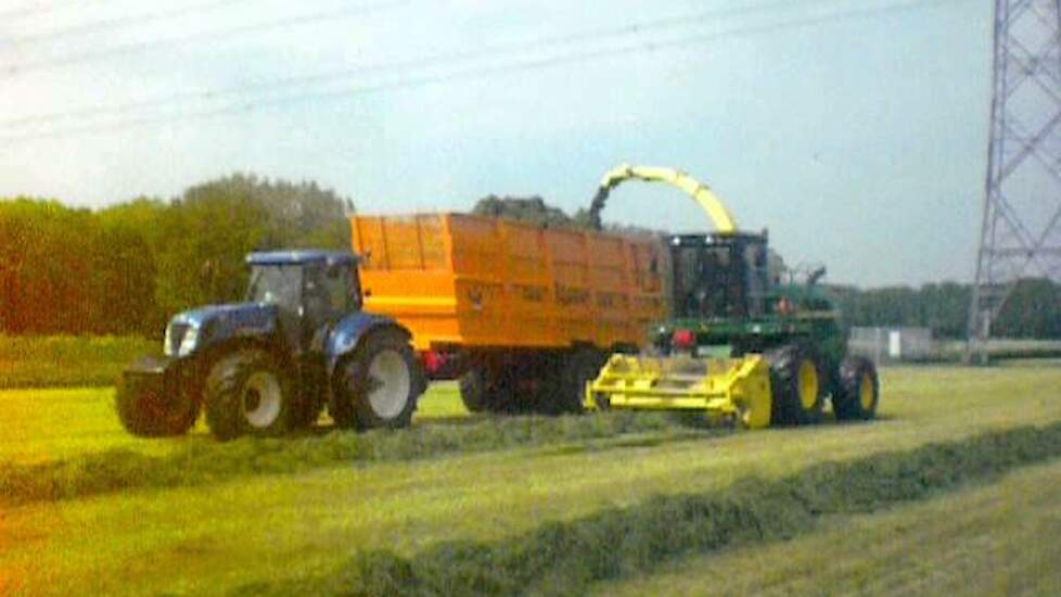 Eugelink Eldrik met John Deere 7400 en Jan Veenhuis Silagekippers