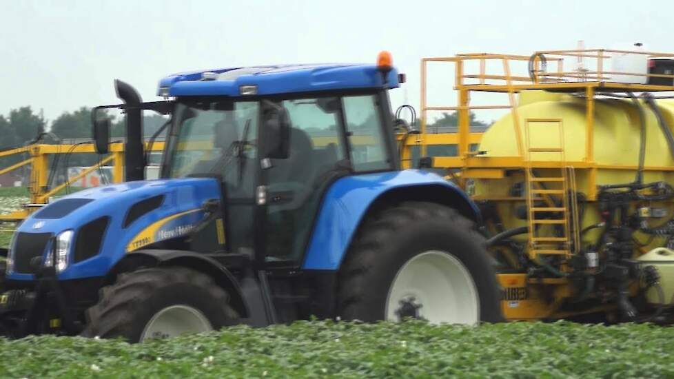 Aardappels tegen Phytophthora spuiten met New Holland T7510 Trekkerweb