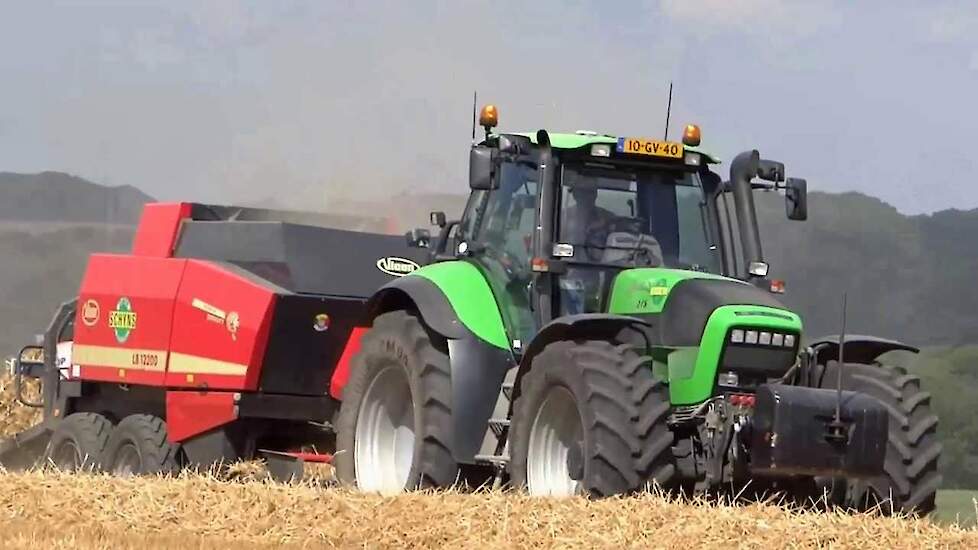 Graanoogst/Grain harvest/Zuid Limburg/The Netherlands/2013/ oogsten persen en bemesten