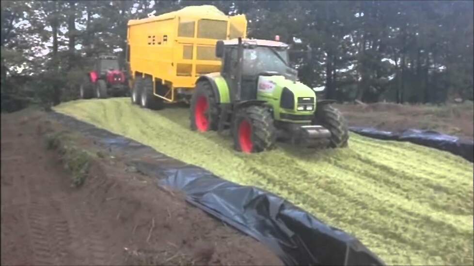 DEWA silagewagens in actie - Trekkerweb.nl  maïs corn harvest maishäckseln 2012