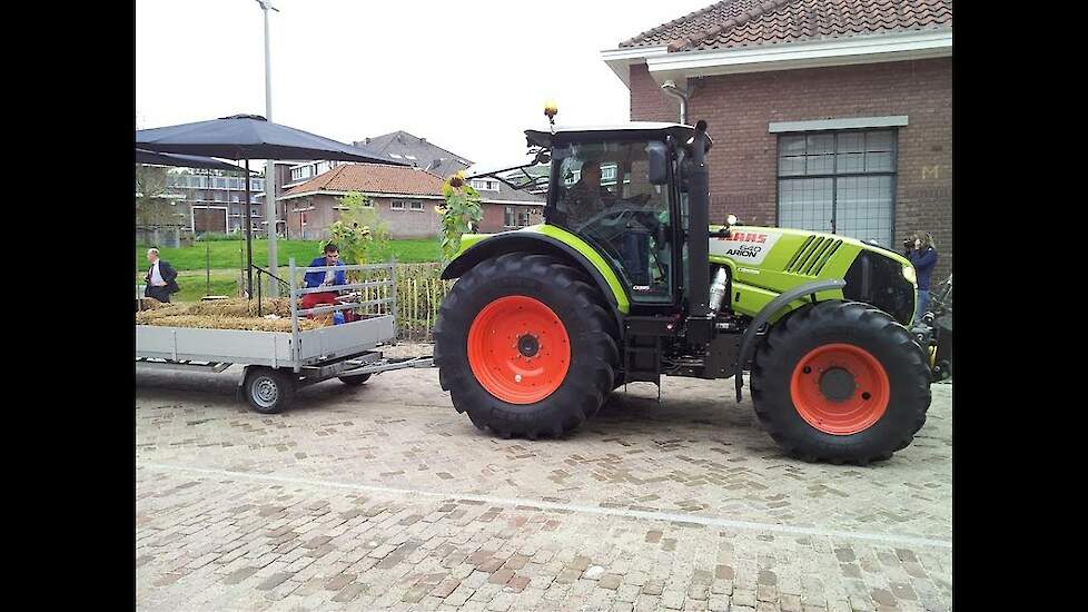 Claas Arion 640 bezorgt de hapjes  bij Jeen Trekkerweb