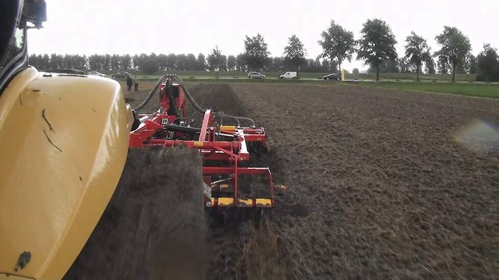 Challenger geeft niet op stuck in mud Trekkerweb