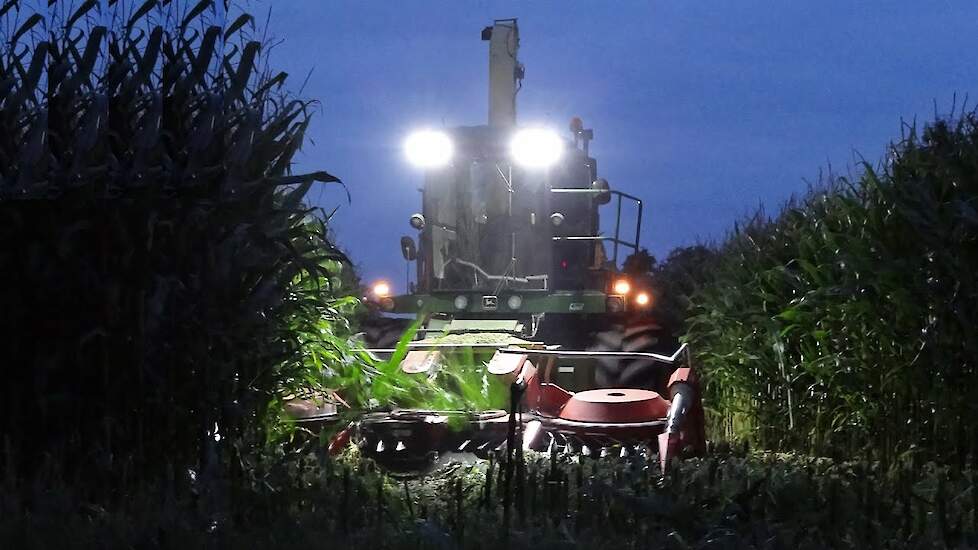 Mais hakselen met John Deere 5830 | Bloemendal | 2013