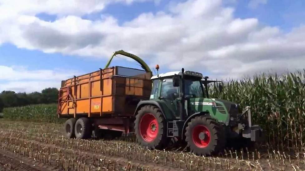 John Deere 5830/maishakselen/harvesting maize/2013/The Netherlands/Bloemendal uit Elspeet
