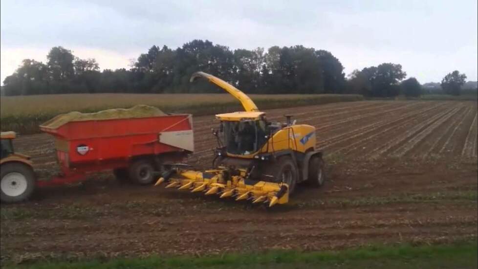 Maishakselen met New Holland 9040 - Trekkerweb
