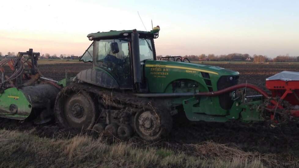 John Deere 8345RT aan het tarwe zaaien - Trekkerweb