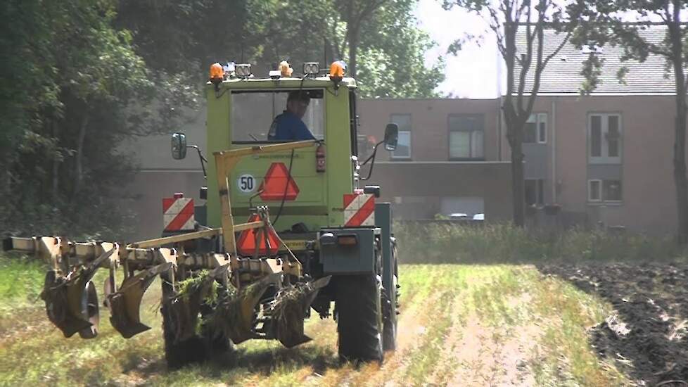 Stoppelploegen met MB Trac 800 Trekkerweb