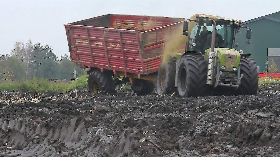 Modderen in de mais | Stuck in the mud during the maize harvest | Claas Xerion | John Deere 6850