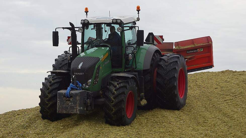 Fendt 828 loonbedrijf Meppelink op de ma&iuml;sbult Trekkerweb silage h&auml;ckseln