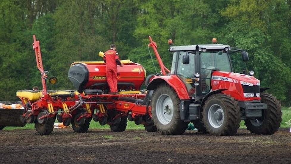 Maiszaaien met V&auml;derstad Tempo F8 8 rijer Trekkerweb