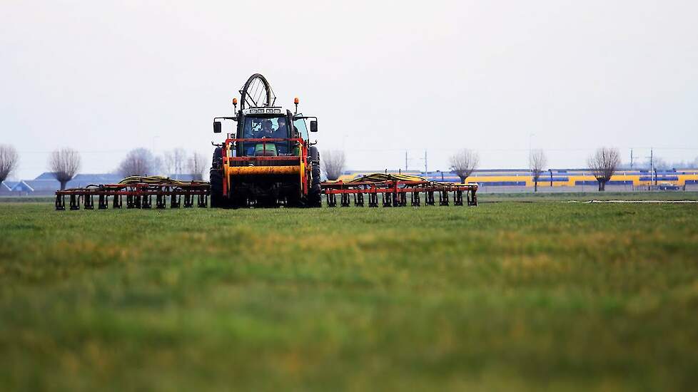 Injecting slurry with a drag hose and Fendt 818 | Sleepslangbemesten | Ten Hove