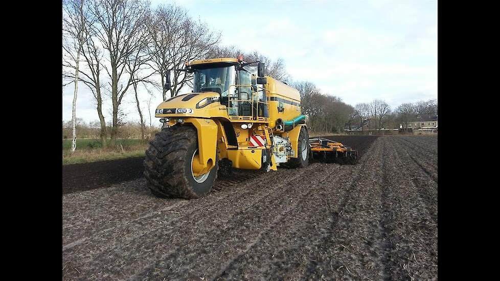 Loonbedrijf Zeijerveld bemest eerste bouwland met nieuwe machine!! Trekkerweb  submission video