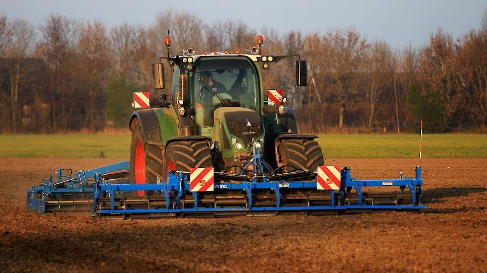 Speed harrow with Fendt 724 and Lemken Kompaktor - Snel eggen - Biddinghuizen