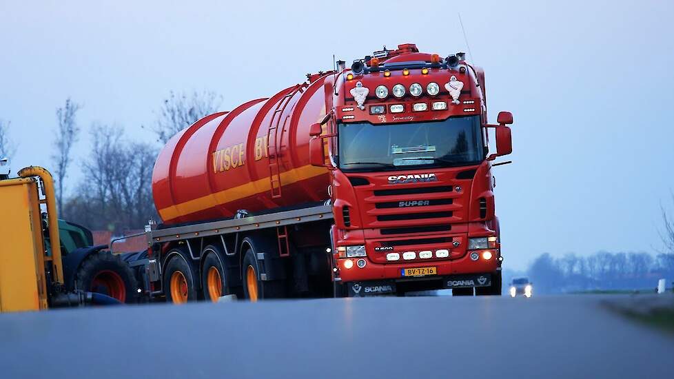 Transporting slurry with Fendt 930 and Scania R500 - Visch BV - mest transport