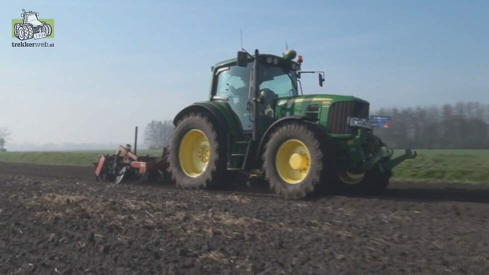 John Deere 6830 met Miedema CP42T aardappelspoten Trekkerweb