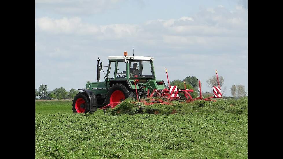 Fendt 306/ Gras schudden/ Tedding grass/ Nunspeet/ The Netherlands/ 2014