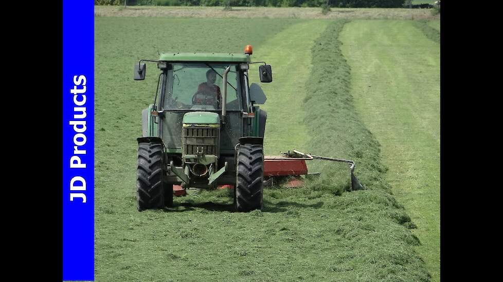 John Deere 6310/ Gras harken/ Ranking grass/ Biddinghuizen/ Flevoland/ The Netherlands/ 2014