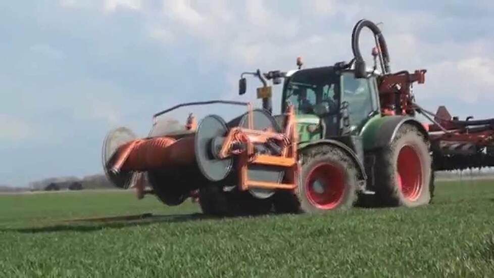 Loonbedrijf Boven met Fendt 724 en Schouten sleepslangset - Trekkerweb.nl