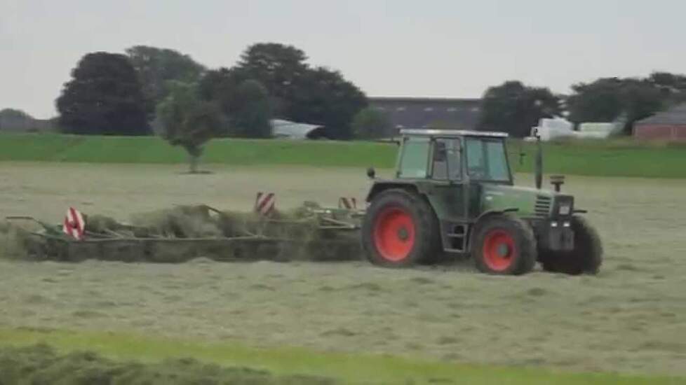 Fendt Farmer 308 LSA met Krone megaschudder hooi schudden Trekkerweb
